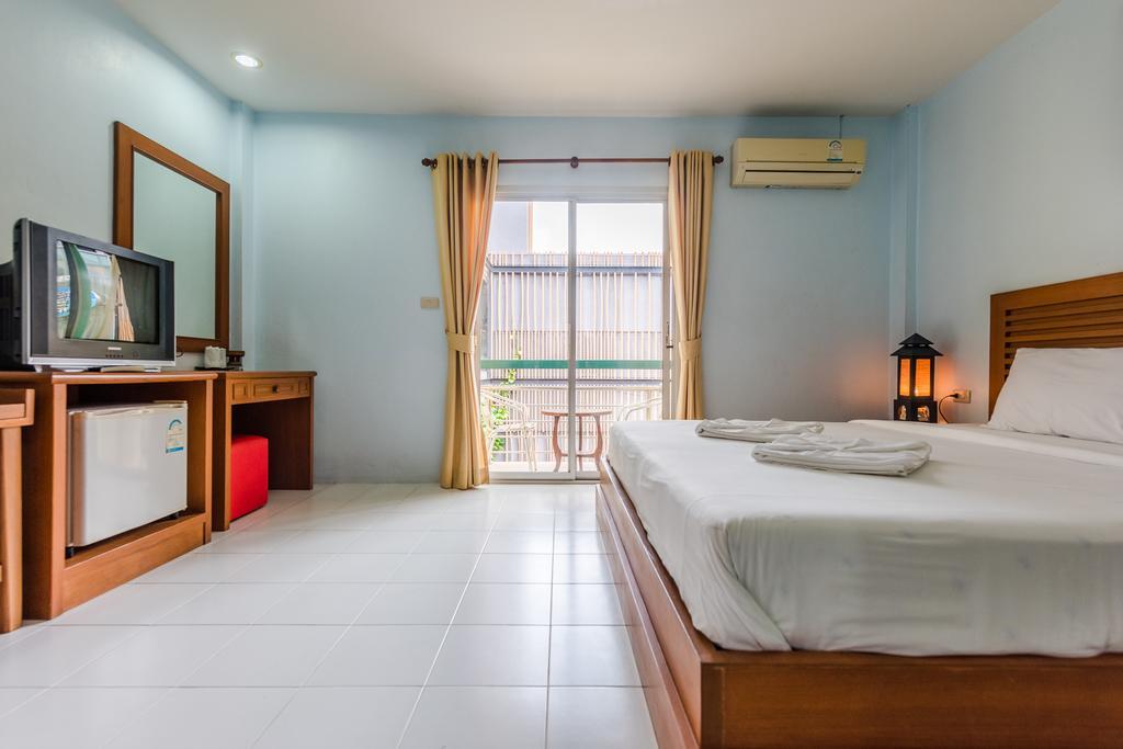 Simply Hotel Pantai Kata Bagian luar foto